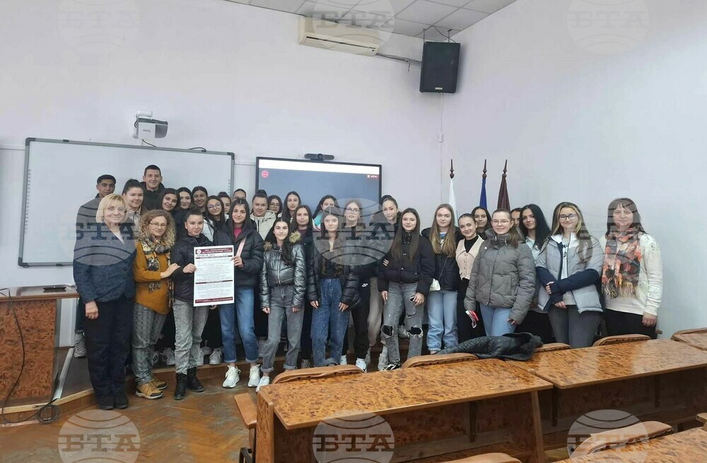 Ученици от Финансово-стопанската гимназия се включиха в изнесено обучение в УНСС - Хасково