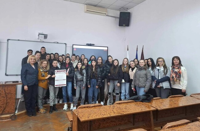 Ученици от Финансово-стопанската гимназия се включиха в изнесено обучение в УНСС - Хасково 