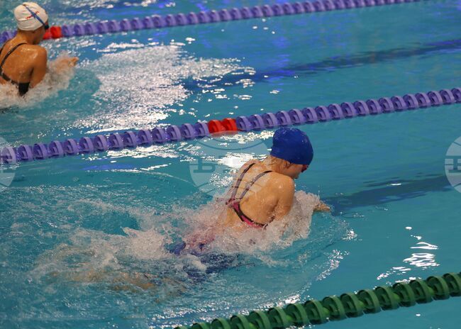 Сребърен медал за Лора Шаранкова на турнир по плуване в Белград