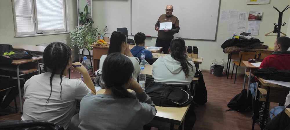 Съдебни служители от Окръжен съд – Търговище разказаха за пътя на делото пред десетокласници от Първо СУ „Св. Седмочисленици“