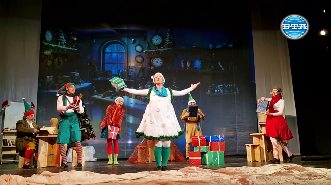Разградският театър поведе малките зрители в спектакъла „Дядо Коледа търси талант“