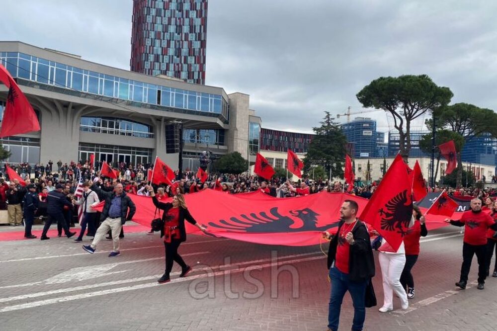 АТА: Хиляди албанци участваха в парада по главния булевард на Тирана по случай Деня на независимостта