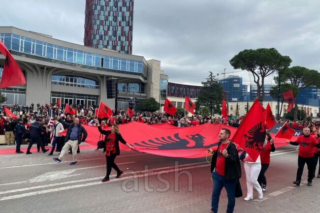 АТА: Хиляди албанци участваха в парада по главния булевард на Тирана по случай Деня на независимостта