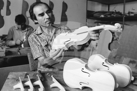 През 1924 година в Казанлък е основана първата в България фабрика за струнни музикални инструменти „Кремона”