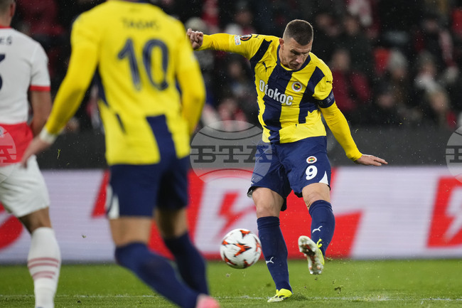 Нападателят Един Джеко обяви, че напуска турския Фенербахче