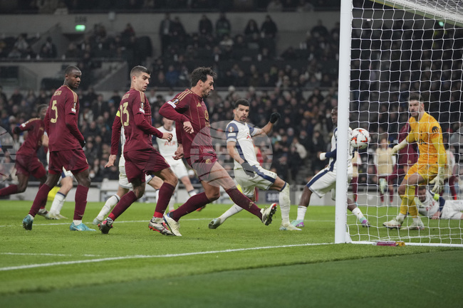 Мат Хумелс донесе равенството на Рома срещу Тотнъм в Лига Европа, победи за Манчестър Юнайтед и Фенербахче 