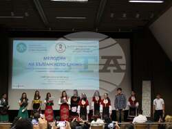 С музикално-поетичен спектакъл приключиха дейностите по проект „Мелодии на българското слово“ в училище „Христо Ботев“ в Аугсбург