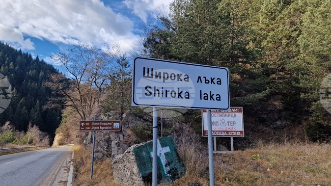 Свлачище затруднява движението по пътя Смолян - Девин