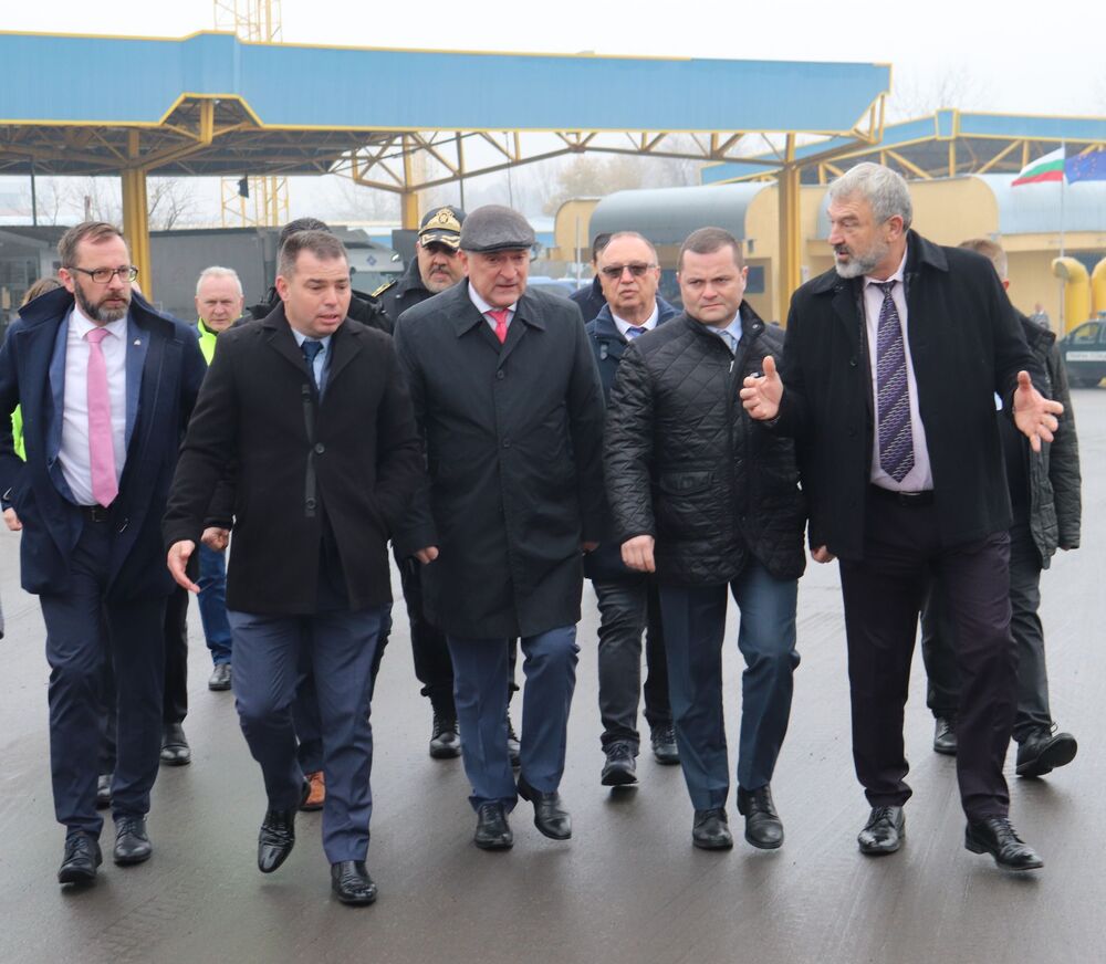Областна администрация Русе: Премиерът Главчев инспектира граничния и митнически контрол на ГКПП „Дунав мост“ при Русе – Гюргево във връзка с евентуалното ни приемане по суша в Шенген 