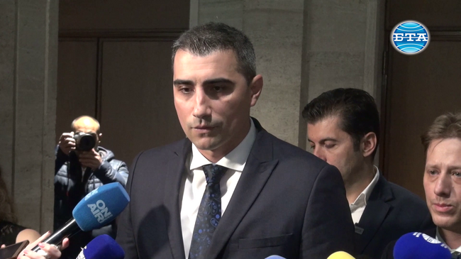 Общинският съвет в Пазарджик заседава извънредно днес във връзка с компенсиране на бюджетни разходи, каза кметът на Пазарджик Петър Куленски в парламента