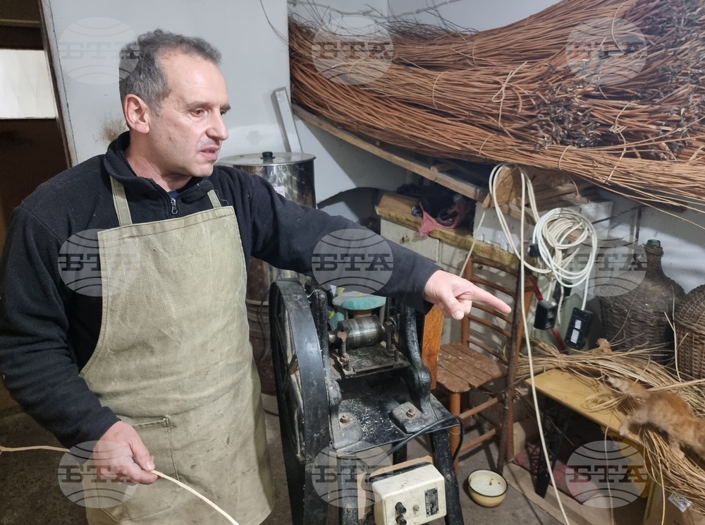Станко Киров от Българово не само съхранява и развива кошничарството, но търси и желаещите, на които да предаде занаята си