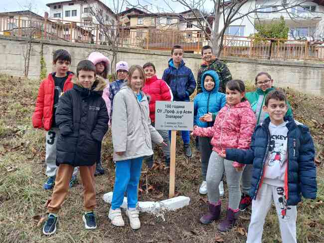Със засаждане на дърво Основно училище „Проф. д-р Асен Златаров“ в Смолян започна честването на 100-годишния си юбилей