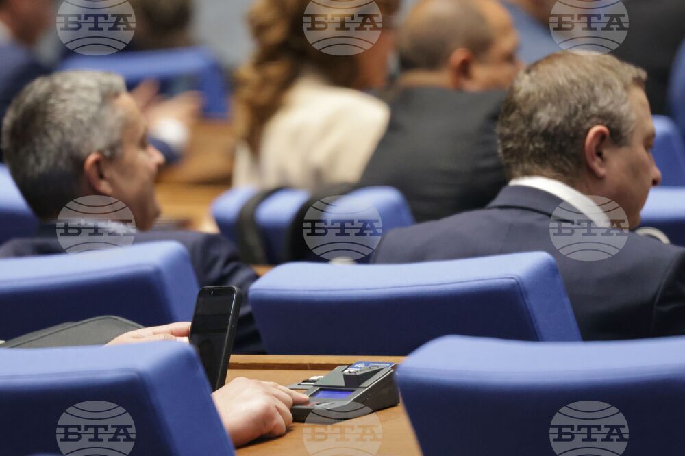 Първото заседание на парламента беше подновено, депутатите ще направят девети опит да изберат председател
