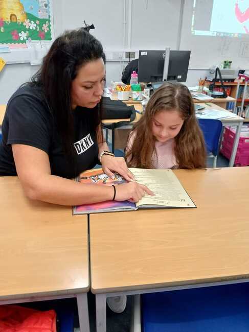 Шестокласници от училище „Д-р Петър Берон“ в Рединг, Великобритания, четоха и обсъждаха приказката „От нищо нещо“ на Асен Разцветников