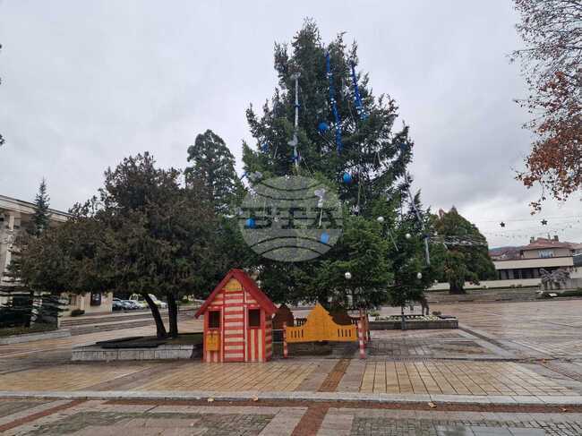 Коледни сувенири, занаятчийски произведения и греяно вино ще се предлагат на коледния базар в Троян