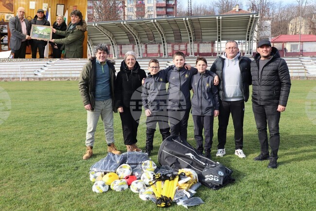 Община Ардино: Сдружението на балканските изселници в Балъкесир с дарение за детския отбор на ФК „Юнак“