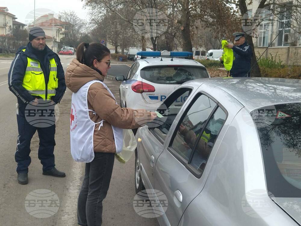 Деца от Разград раздаваха на шофьори послания за пътна безопасност под формата на есенен лист