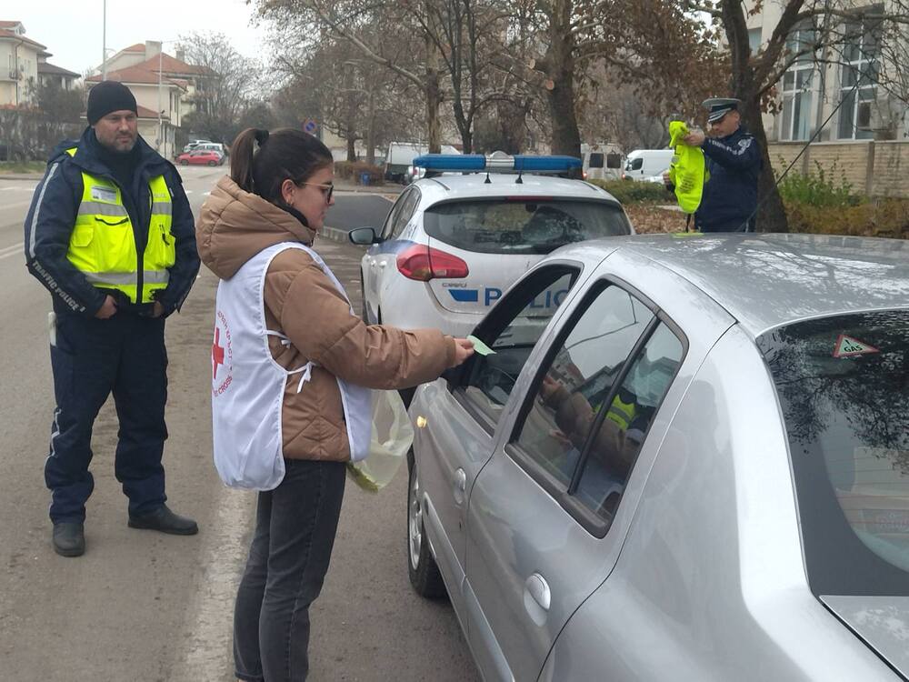 Деца от Разград раздаваха на шофьори послания за пътна безопасност под формата на есенен лист