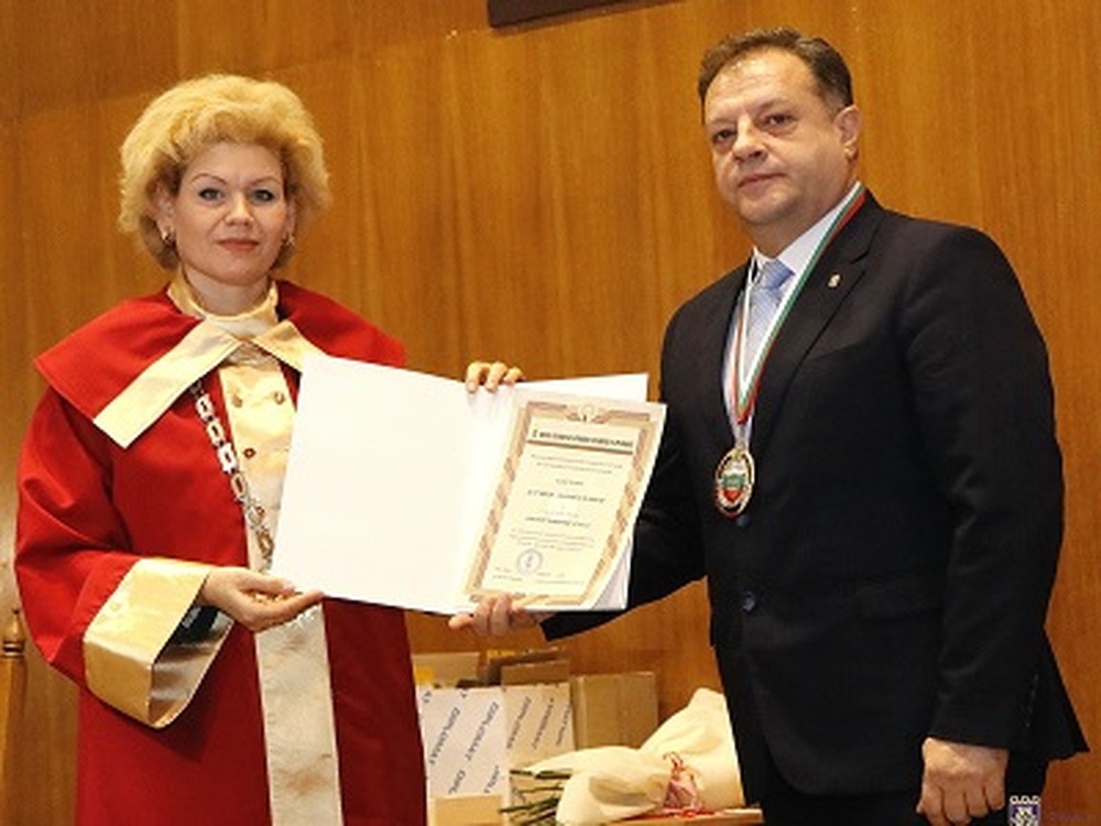 Кметът на Велико Търново д-р инж. Даниел Панов стана Доктор хонорис кауза на Висше училище по агробизнес и развитие на регионите