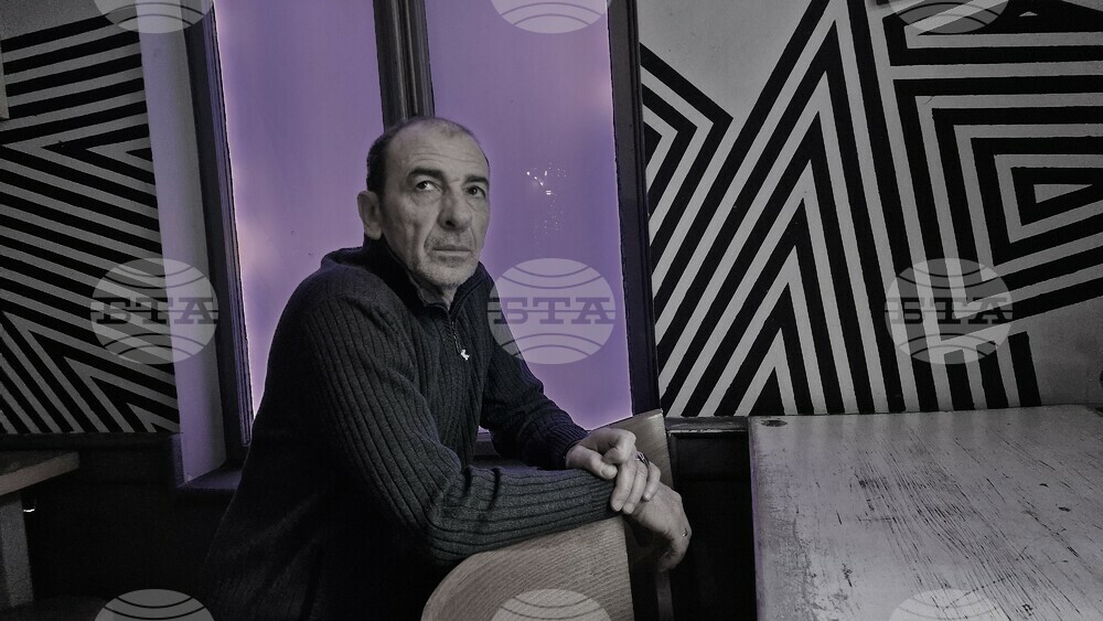 Актьорът Димитър Маринов ще представи книгите си „Към сцената“ и „Към екрана“ в 21 града в страната