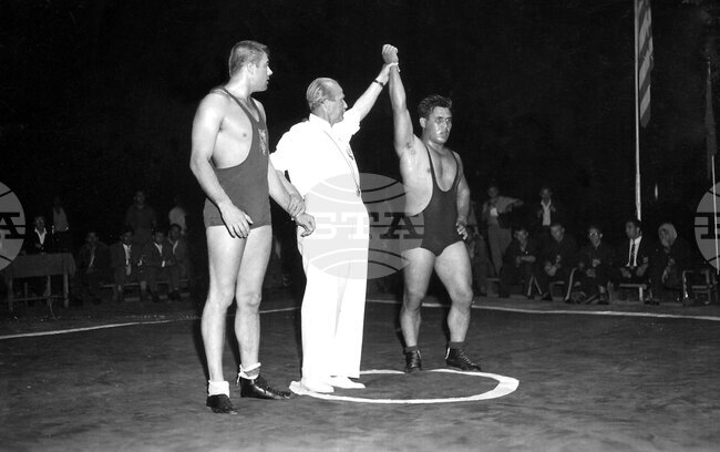 Борецът Никола Станчев печели първият олимпийски златен медал за България през 1956 г.