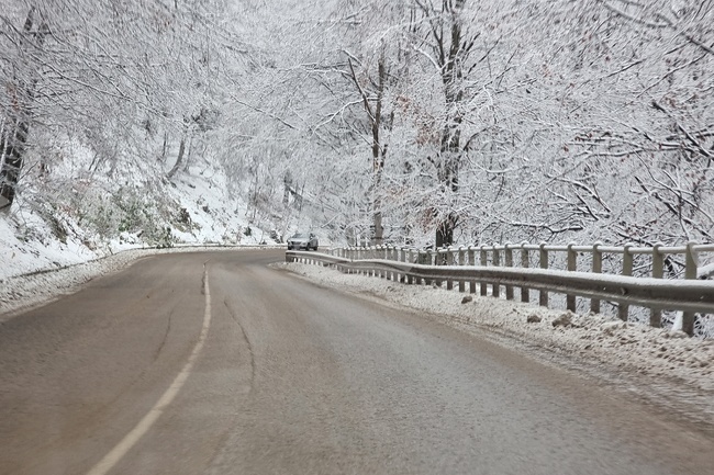 Пътят Монтана - София през прохода Петрохан в Стара планина се почиства, опесъчава и е проходим при зимни условия