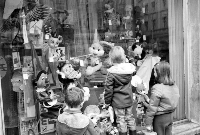 В света на играчките