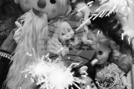 В света на играчките