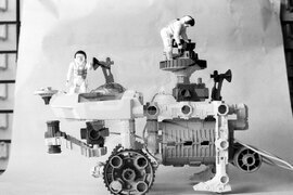 В света на играчките