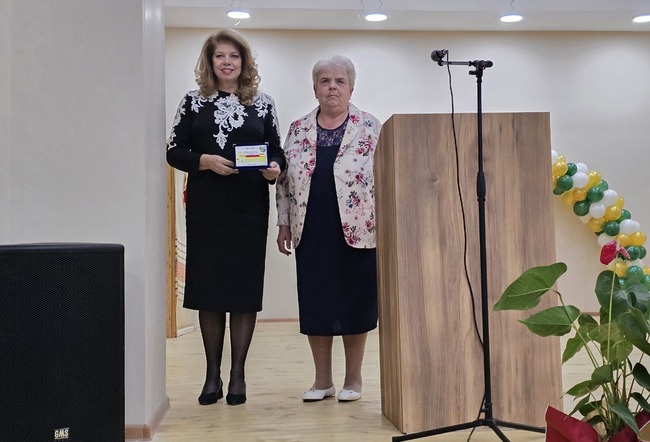 Читалището е уникална институция, благодарение на която сме оцелели като народ, нация и държава, каза Илияна Йотова в село Гложене
