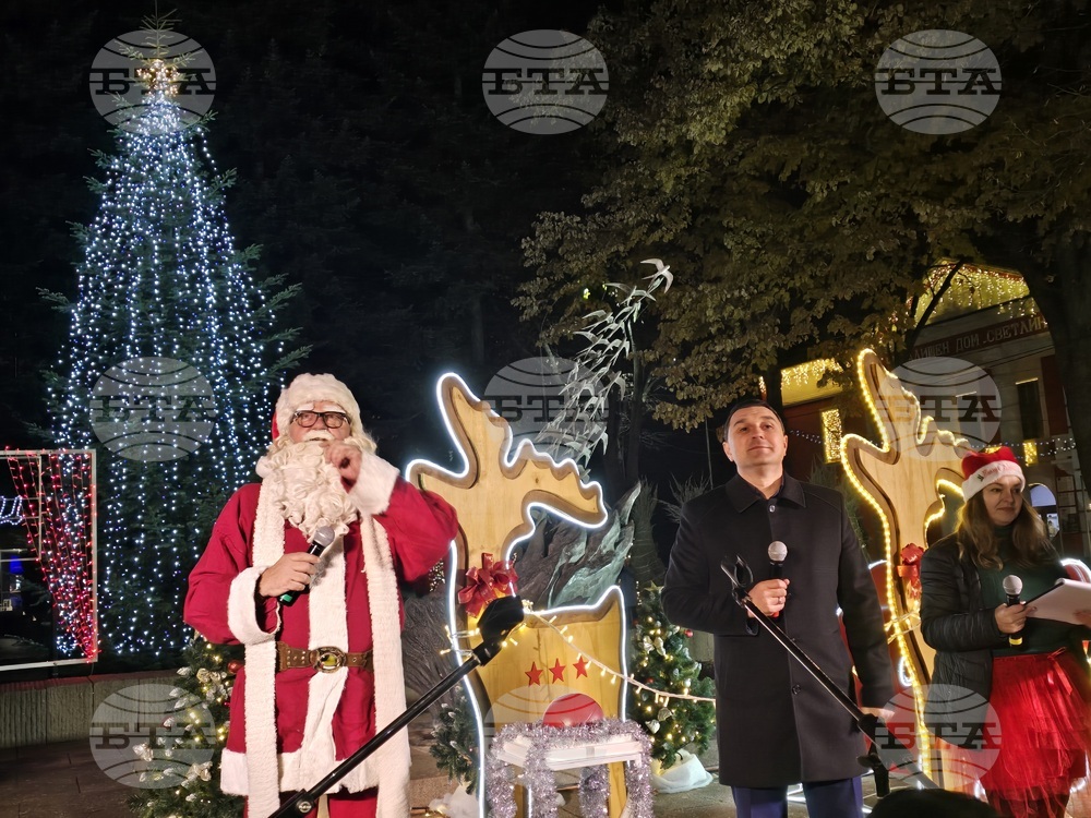 Запалиха светлините на коледната украса в Генерал Тошево