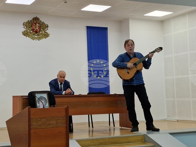 Свищовският поет Георги Драмбозов представи новите си две стихосбирки с интимна лирика