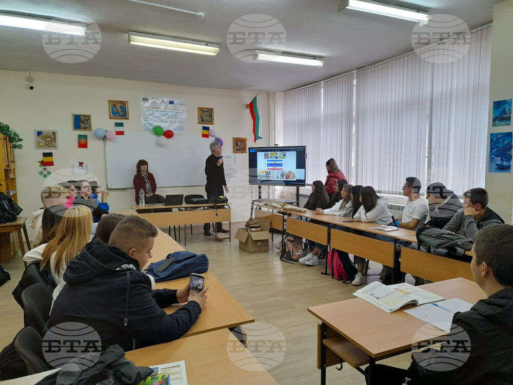 Лекции за изкопаемите растения изнесе учен от Българската академия на науките пред ученици от Перник и Сатовча