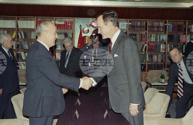 Джордж Буш и Михаил Горбачов се срещат преди 35 години - на 2 и 3 декември 1989 г., на кораба “Максим Горки”, акостирал край брега на Малта