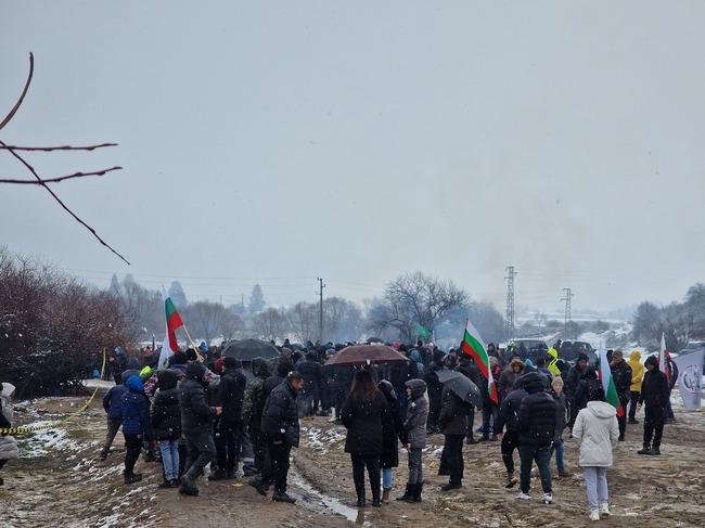 Десетки хора от цялата страна се събраха на протест пред ферма във Велинград, в която беше констатирано огнище на чума