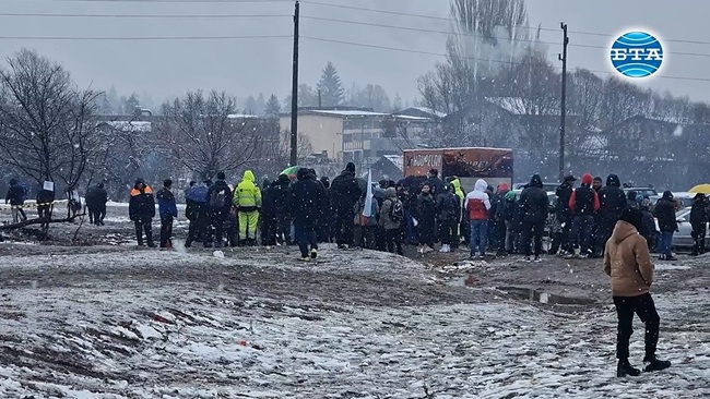 Десетки хора от цялата страна се събраха на протест пред ферма във Велинград, в която беше констатирано огнище на чума