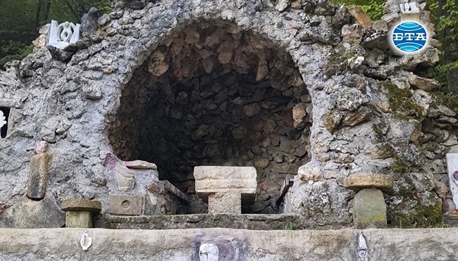 Скулптор превърна чешма в галерия сред гората