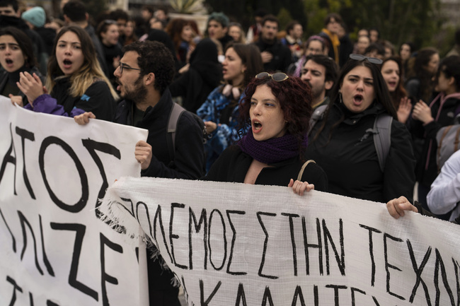Хората на изкуството в Гърция продължават да протестират: студенти окупираха атинската Художествена академия