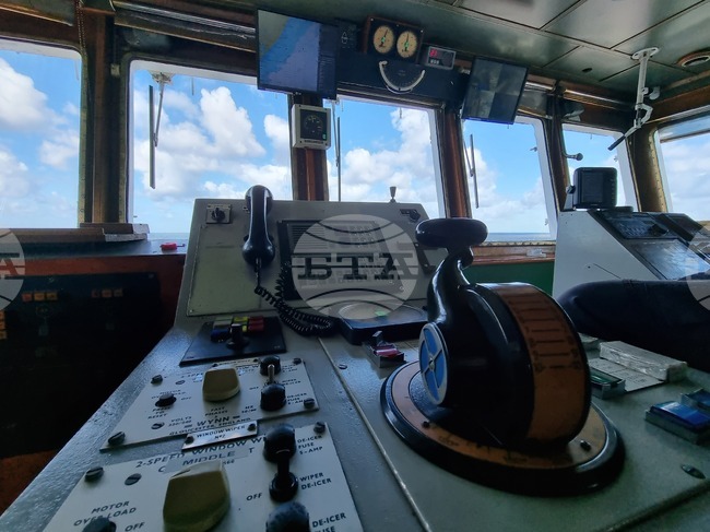 Ден 39 - сутрин - Антарктида - Пристанищен пилот и влекач ще подпомогнат акостирането на „Св. св. Кирил и Методий“ в Мар дел Плата