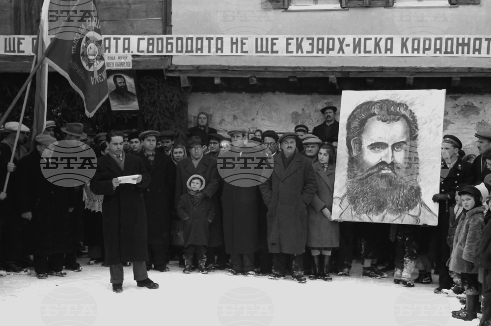 Къщата музей на писателя Любен Каравелов в Копривщица е открита на днешния ден през 1954 година