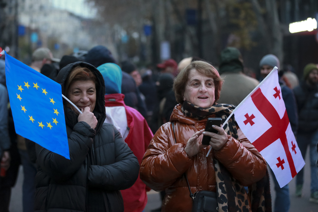 Протестите на прозападно ориентираните грузинци "нямат признаци за спиране", каза президентката на страната