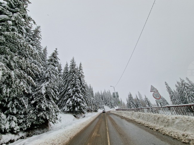 Сняг покри курорта Пампорово, пистите все още не работят