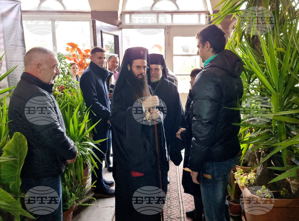 Обобщение В неделните си проповеди свещеници призоваха хората да се уповават в Бога