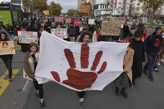 Сръбски студенти блокираха занятията в редица сръбски университети в знак на протест срещу трагичния случай с рухналата козирка на гарата в Нови Сад