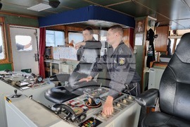 Св. св. Кирил и Методий - НИК 421 - кораб - Антарктида - ежедневие - мостик - Мар дел Плата