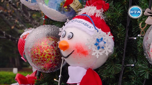 Елхата на децата на София беше открита пред Националния дворец на културата в София