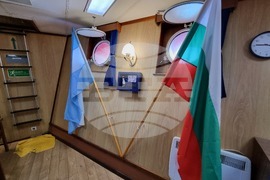 Св. св. Кирил и Методий - НИК 421 - кораб - Антарктида - ежедневие - мостик - Мар дел Плата