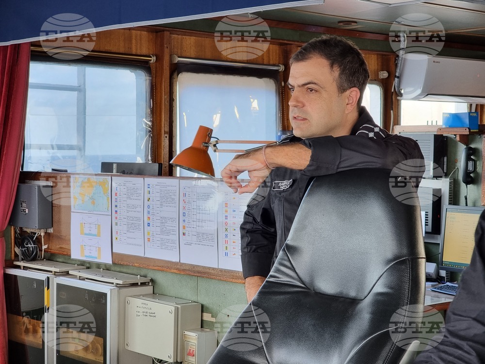 Bulgarian navy research ship bound for Antarctica - Harbour Pilot, Tugboat to Assist in Docking Sv. Sv. Kiril i Metodii in Mar del Plata Port