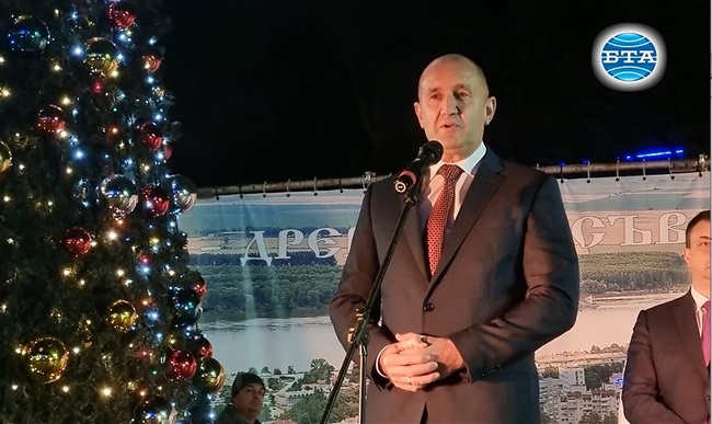 Президентът Румен Радев запали светлините на коледната елха в Силистра