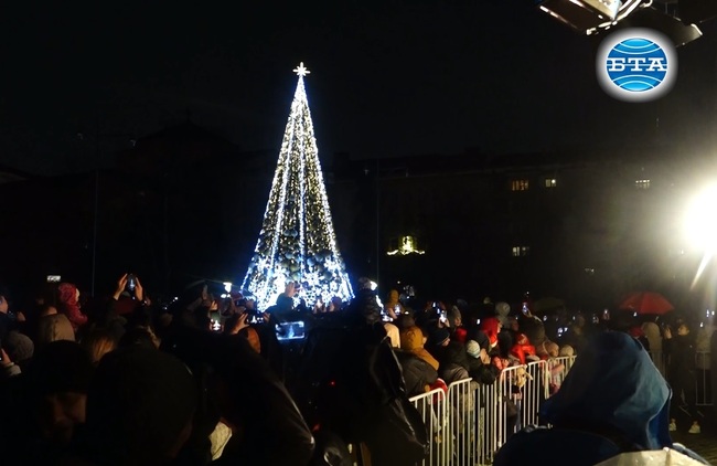 Светлините на коледната елха на София озариха пл. „Св. Александър Невски“